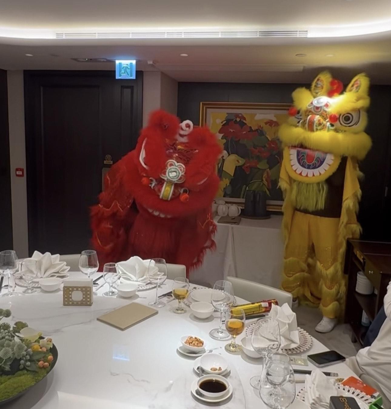 盛勁為親自舞獅冧妻 。