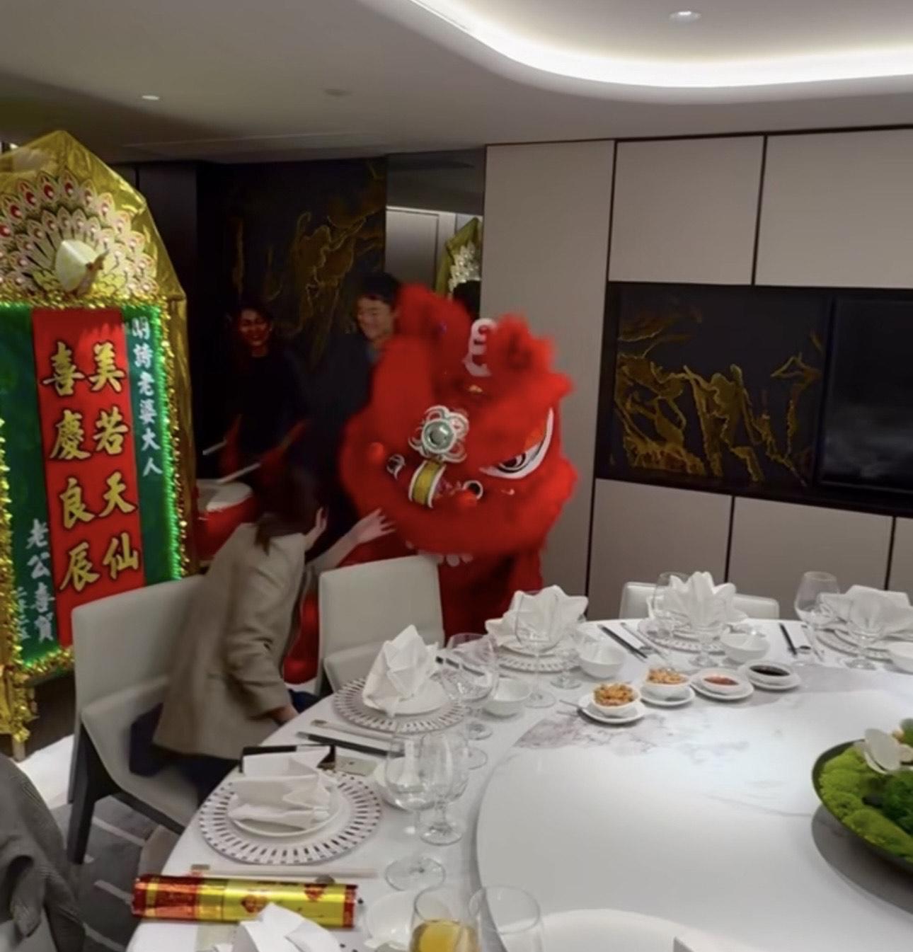 盛勁為親自舞獅冧妻 。