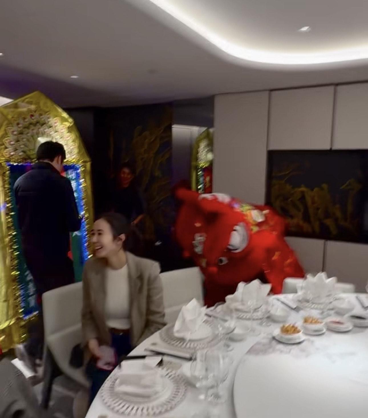 盛勁為親自舞獅冧妻 。