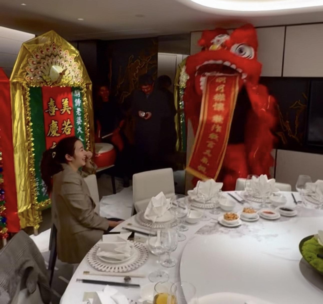 麥明詩開心得笑到見牙唔見眼。