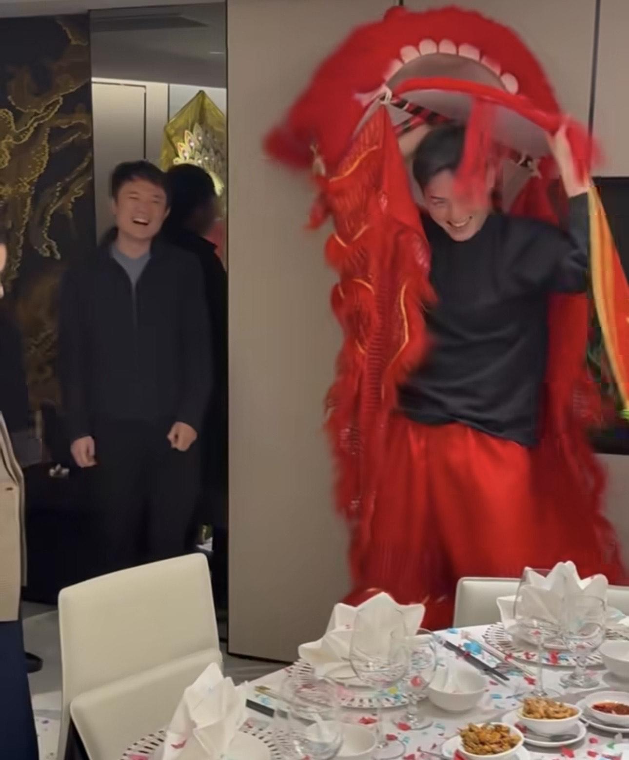 盛勁為親自舞獅冧妻 。