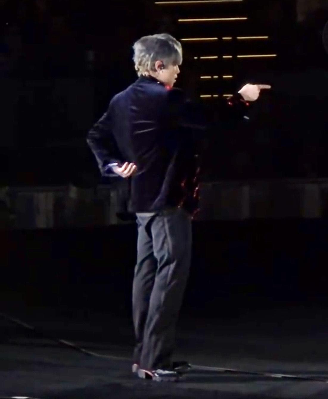 姜濤在停電期間未有離開舞台,與監製細榮開大咪指導下聊天,又與粉絲大合照互動。