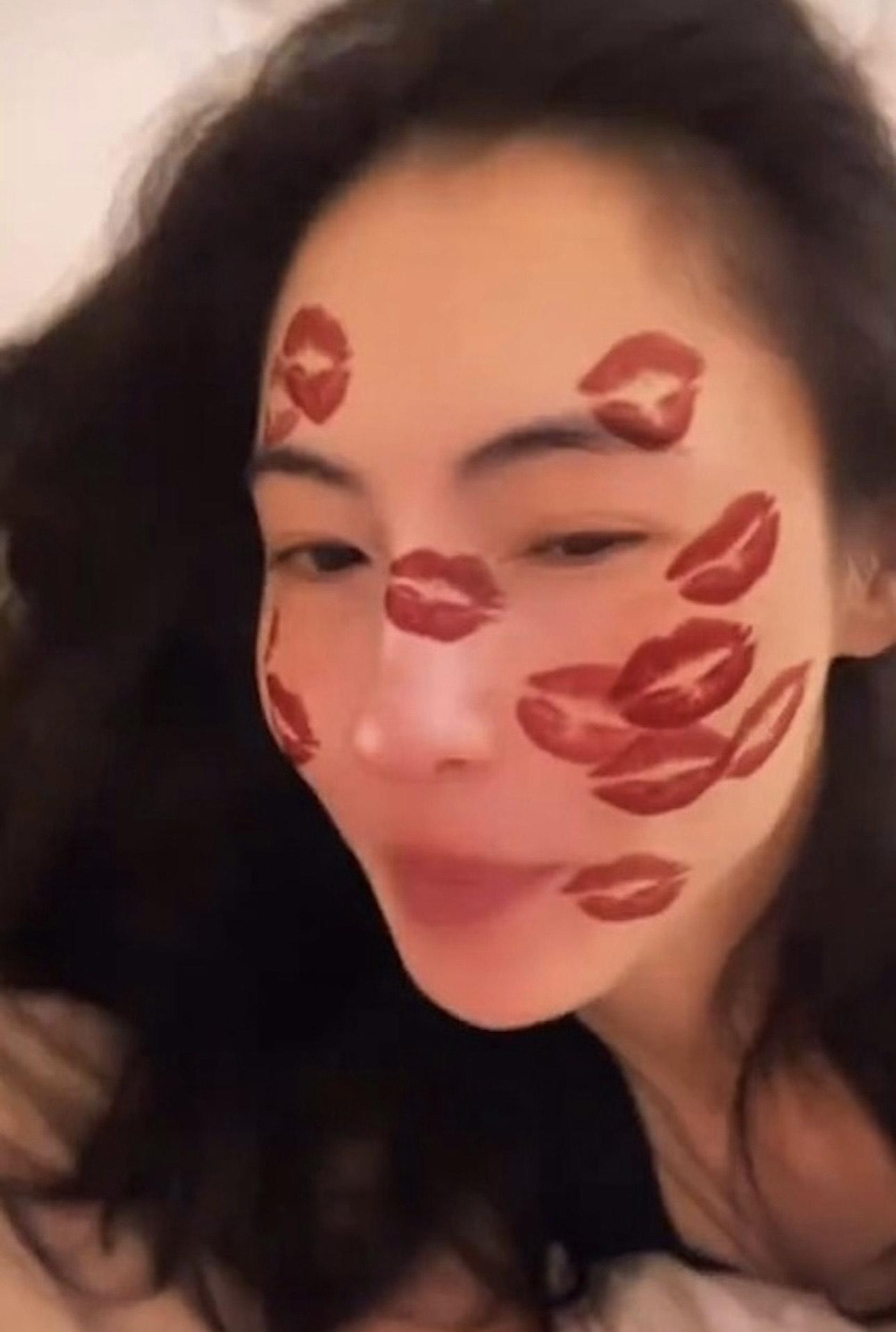 張栢芝臉上布滿了十多個火辣的紅唇印。