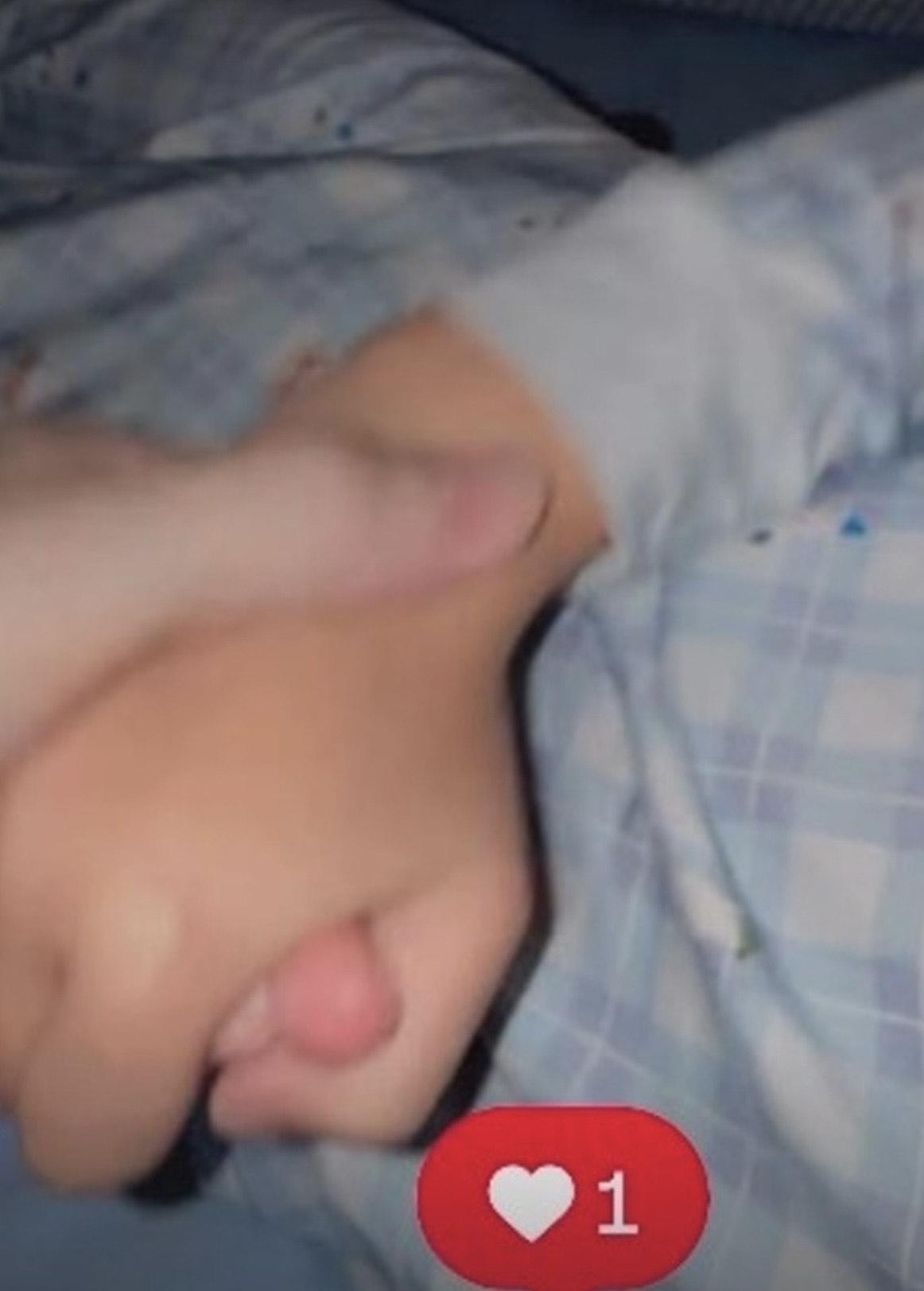 張栢芝與Marcus在床上手拉手。