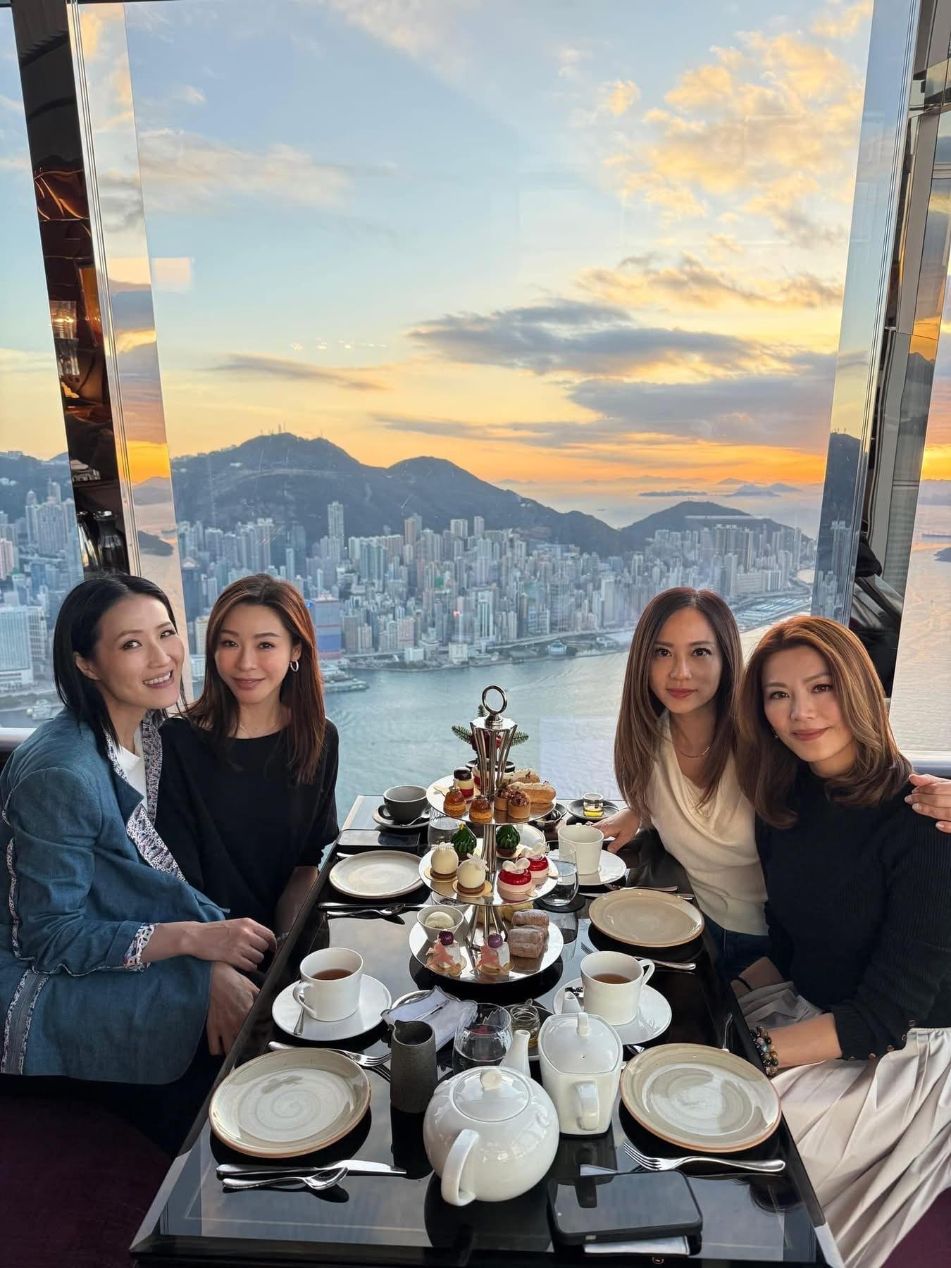 康子妮皮膚緊緻,留著一頭清爽的短髮,完全看不出已是兩子之母。