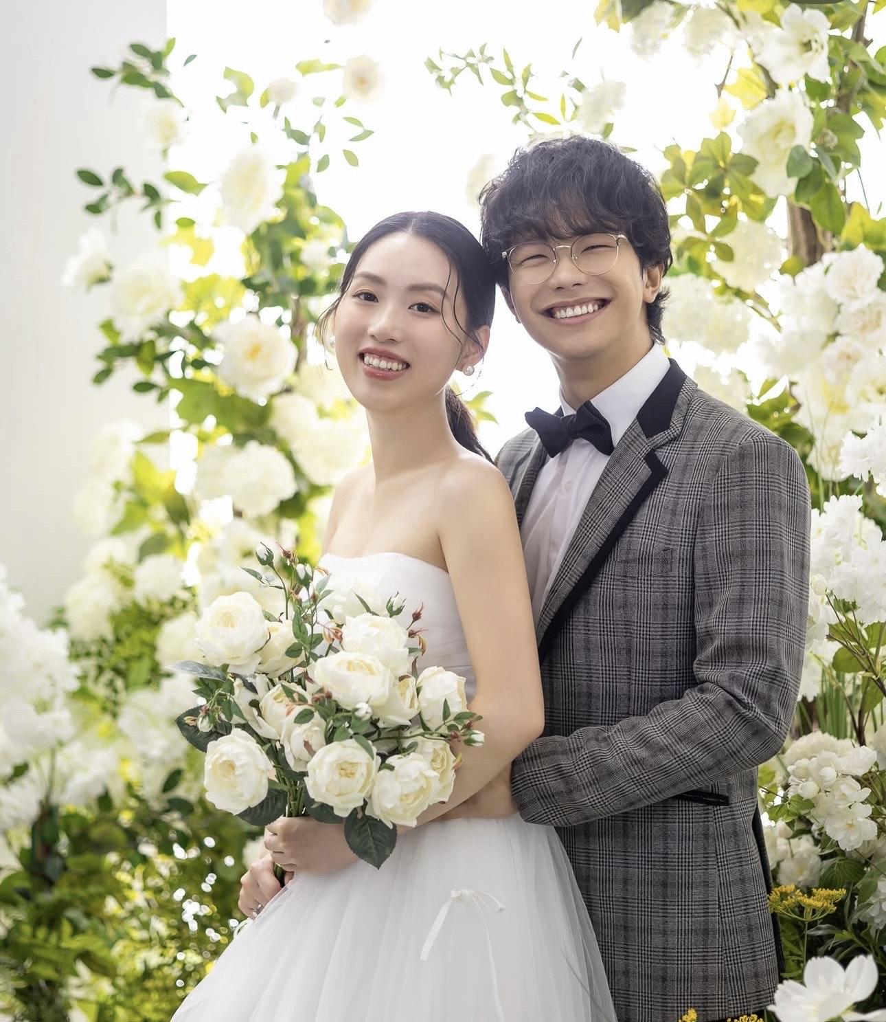 二人早前分別去了加拿大及韓國拍攝浪漫婚照。