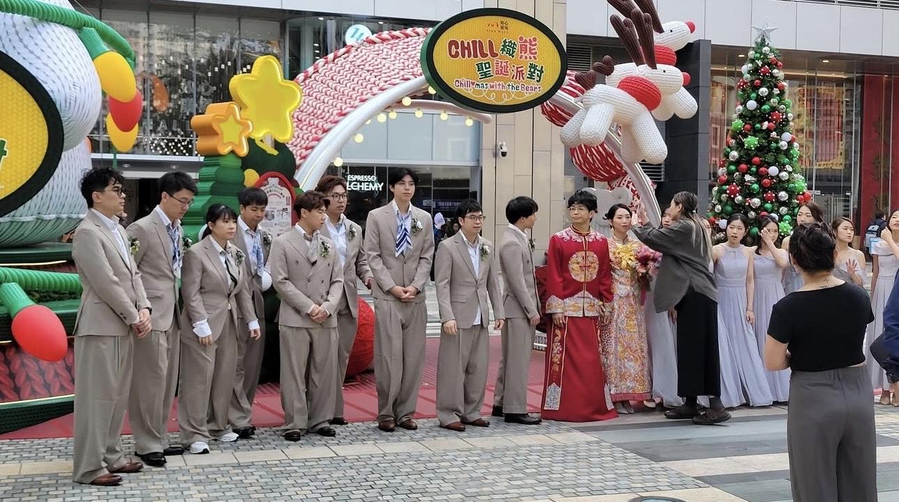 現場有多位兄弟姊妹傍住,排場十足。