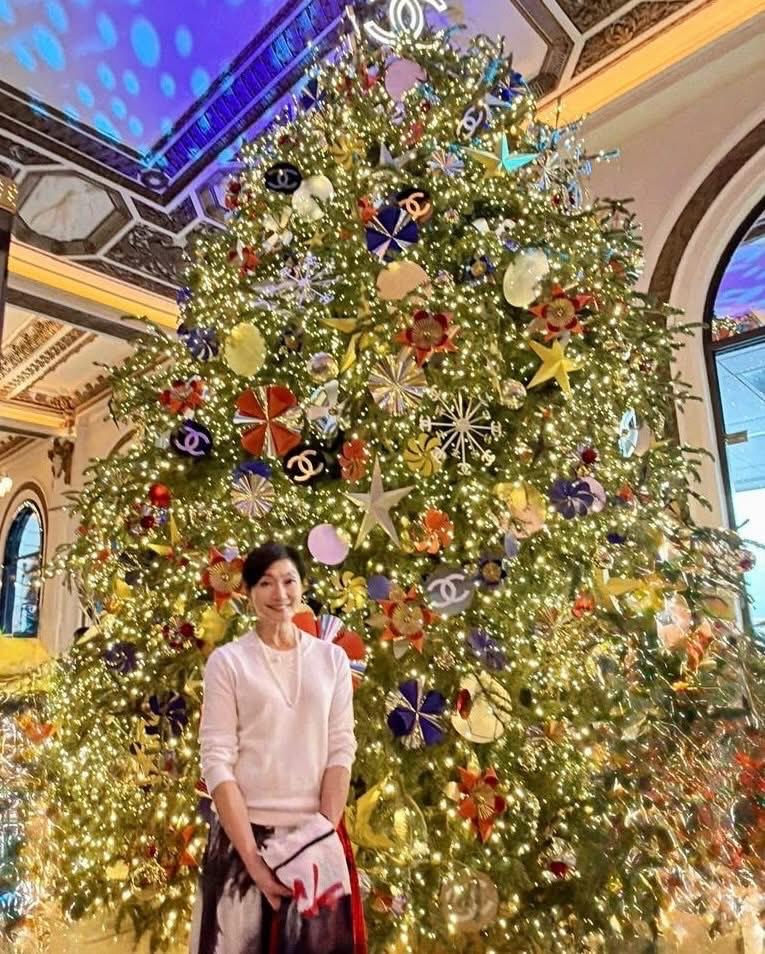 李司棋與女兒齊齊嘆大閘蟹兼香檳。