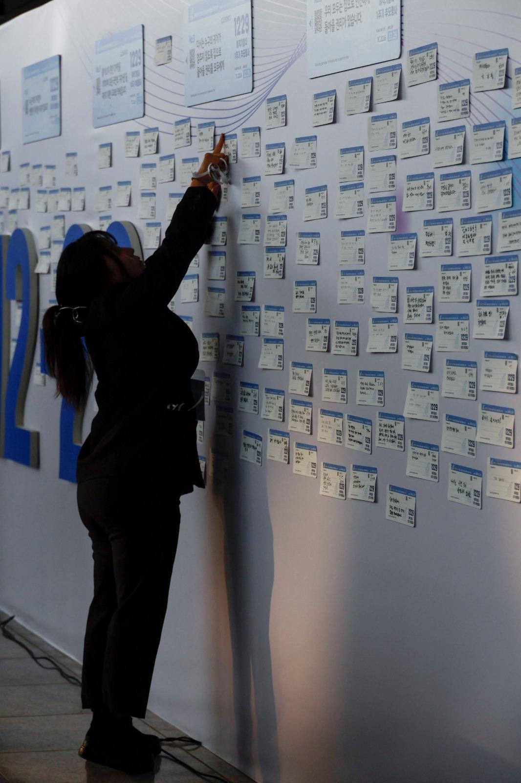 濟州航空空難一周年,務安國際機場舉行追悼式。(路透社)