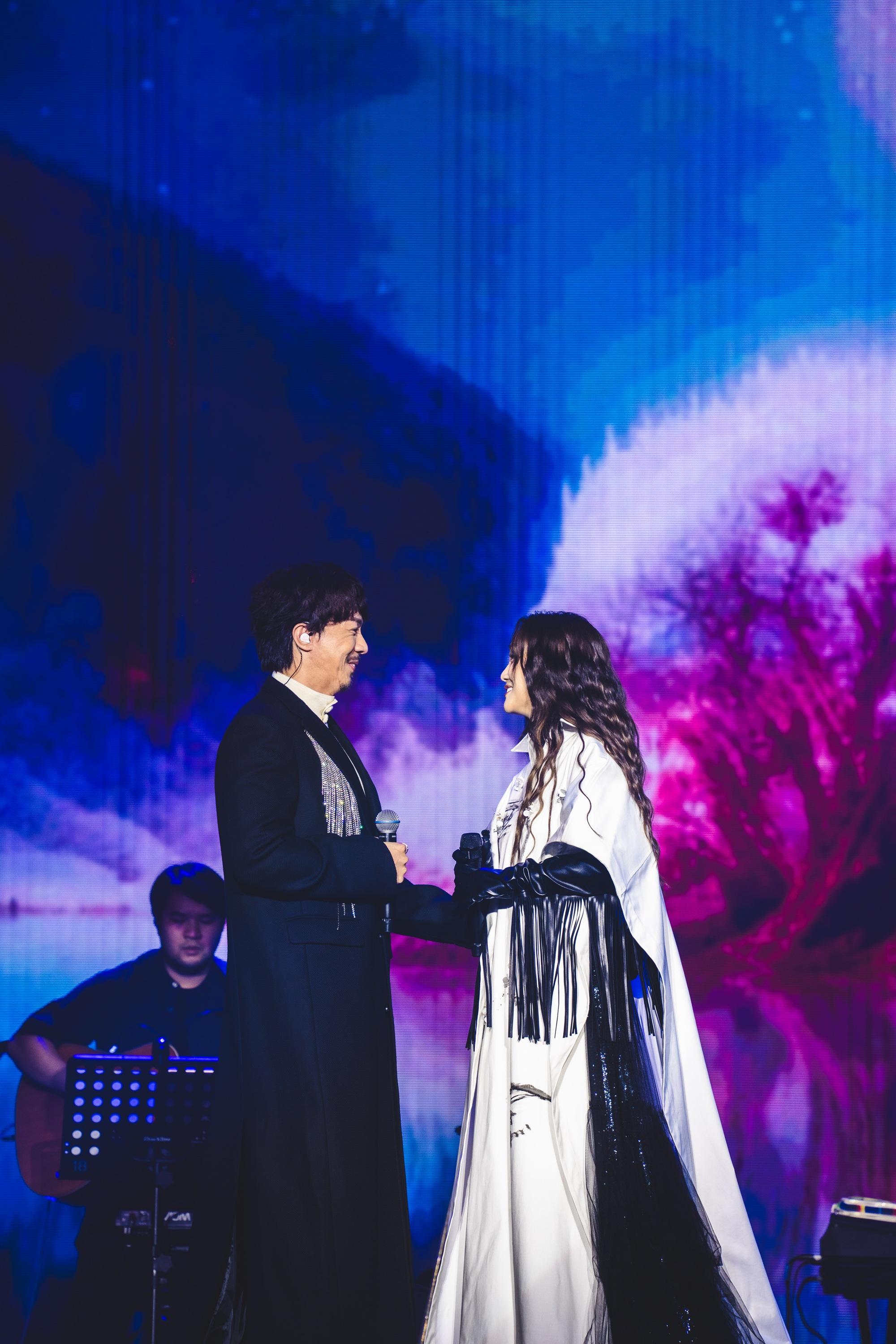 謝安琪Kay《TIDAL》巡迴演唱會 2025 – 馬來西亞站,老公張繼聰擔任喜賓,夫妻檔超sweet。