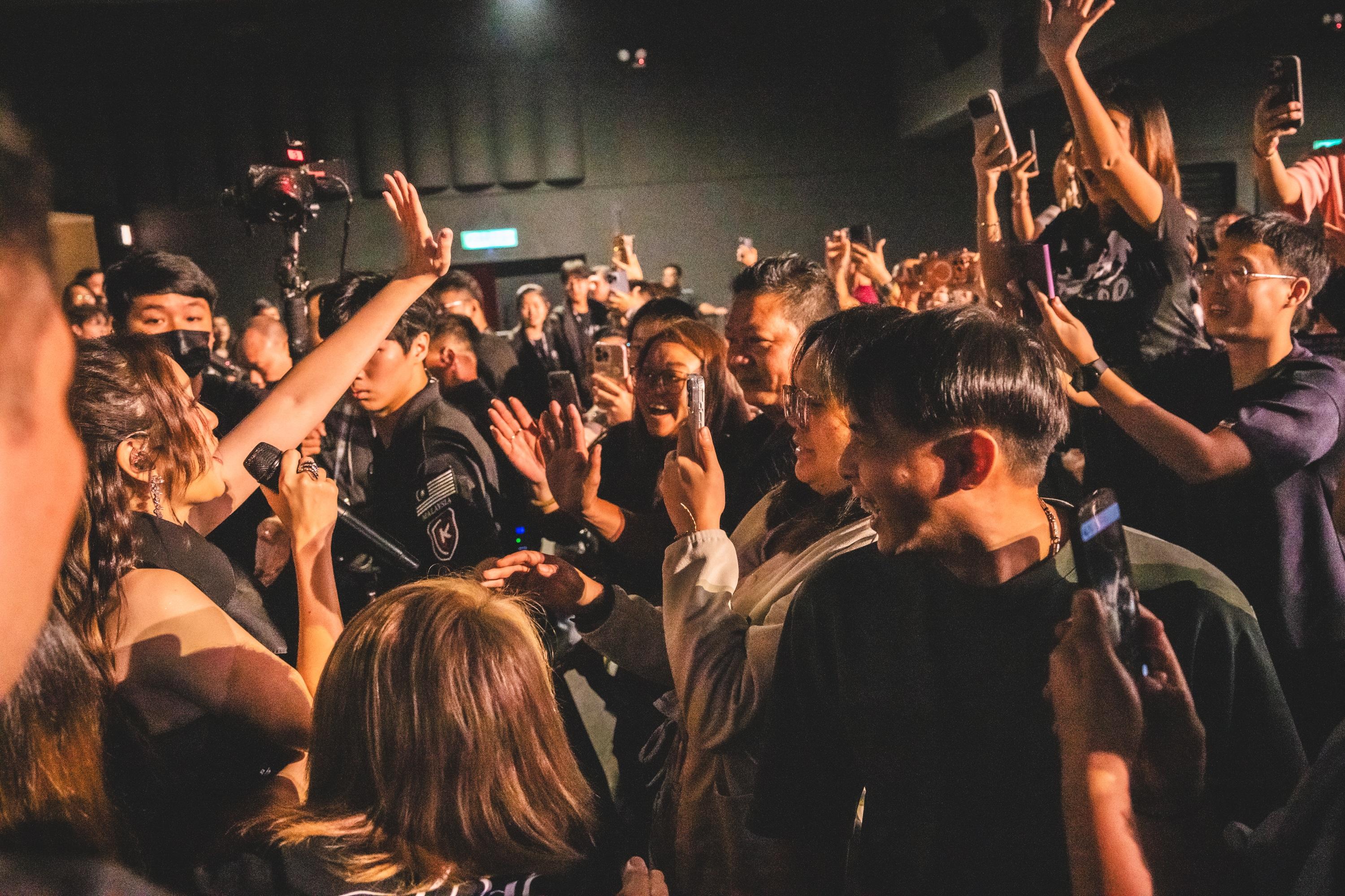 謝安琪Kay走落與觀眾近距離接觸,(《TIDAL》巡迴演唱會 2025 )。