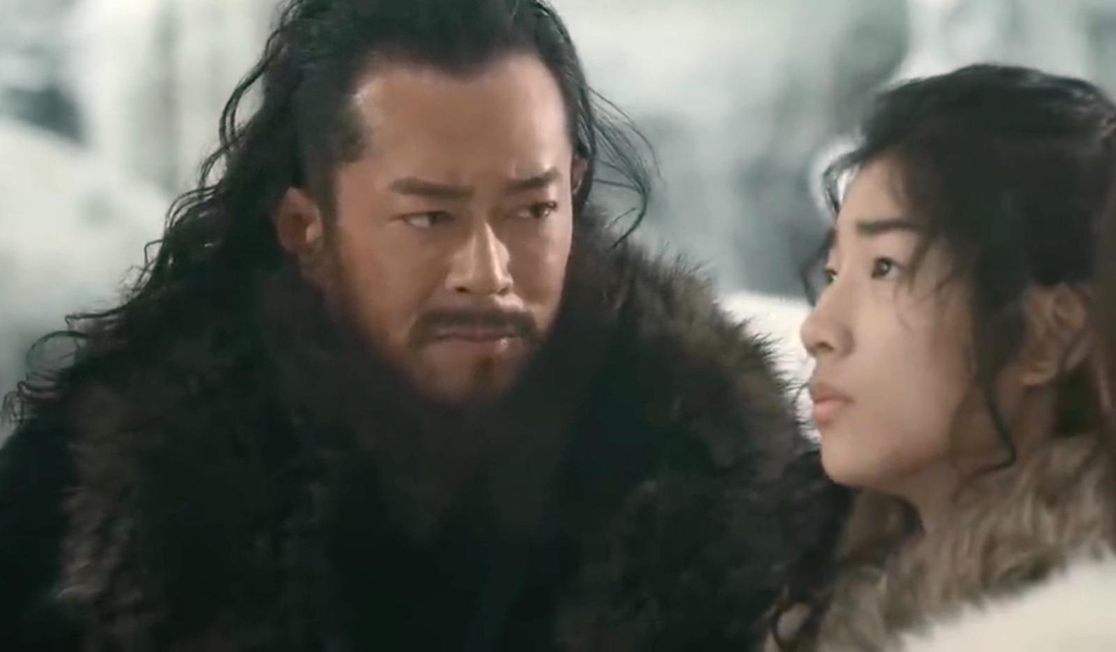 電影《倚天屠龍記之九陽神功》中,古天樂飾演武當弟子張翠山,與妻子帶着15歲兒子張無忌返回中原,想不到卻遭遇厄運。(網上截圖)