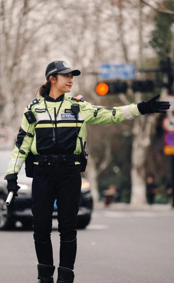 外號「杭州朴信惠」的浙江杭州交通女警李語蔚以微笑服務群眾。