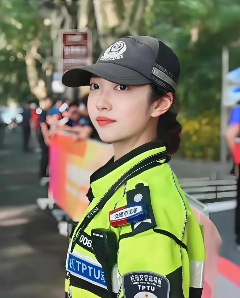 外號「杭州朴信惠」的浙江杭州交通女警李語蔚熟練地駕駛250公斤的電單車執勤。