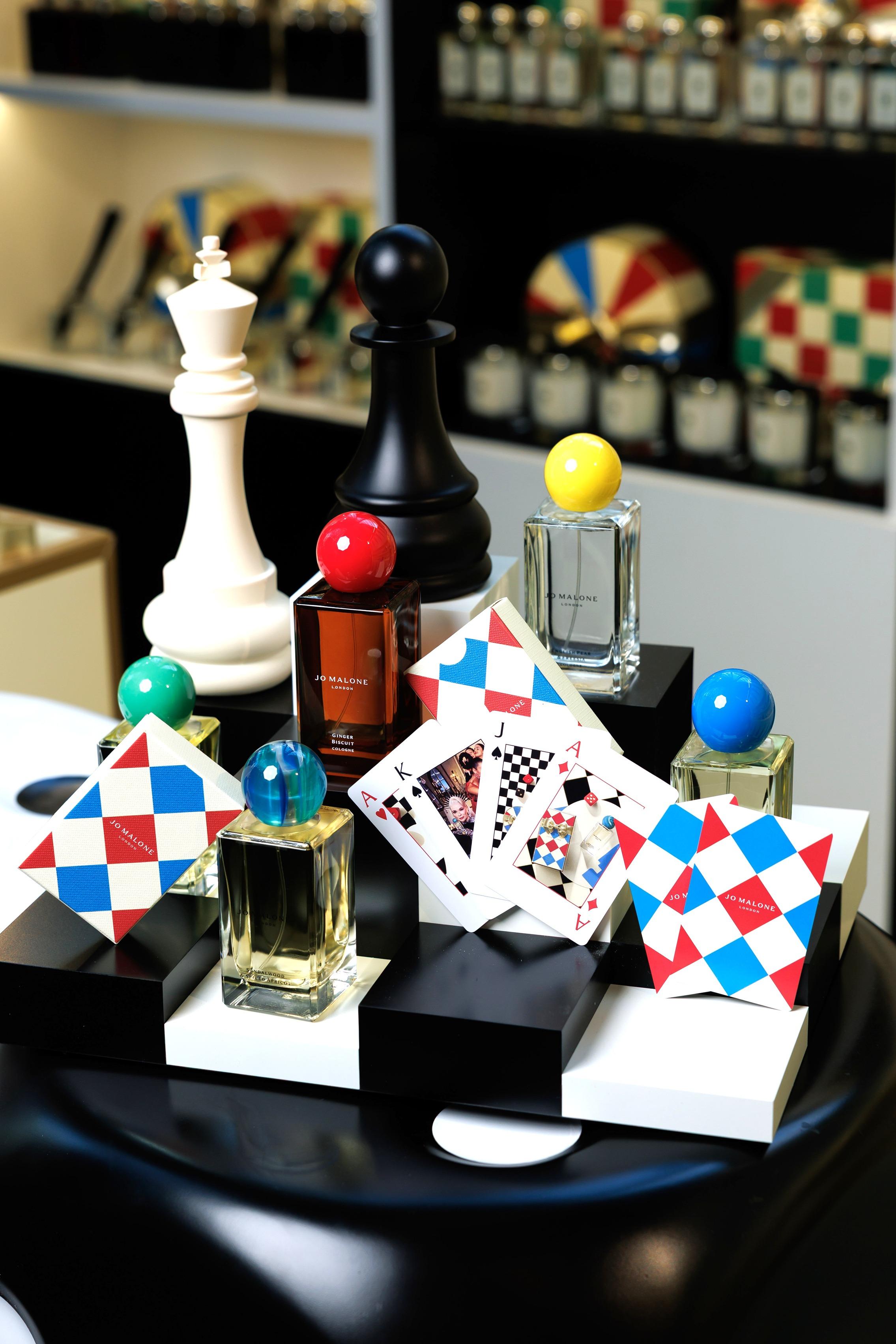 購物滿額即送限量版撲克牌。