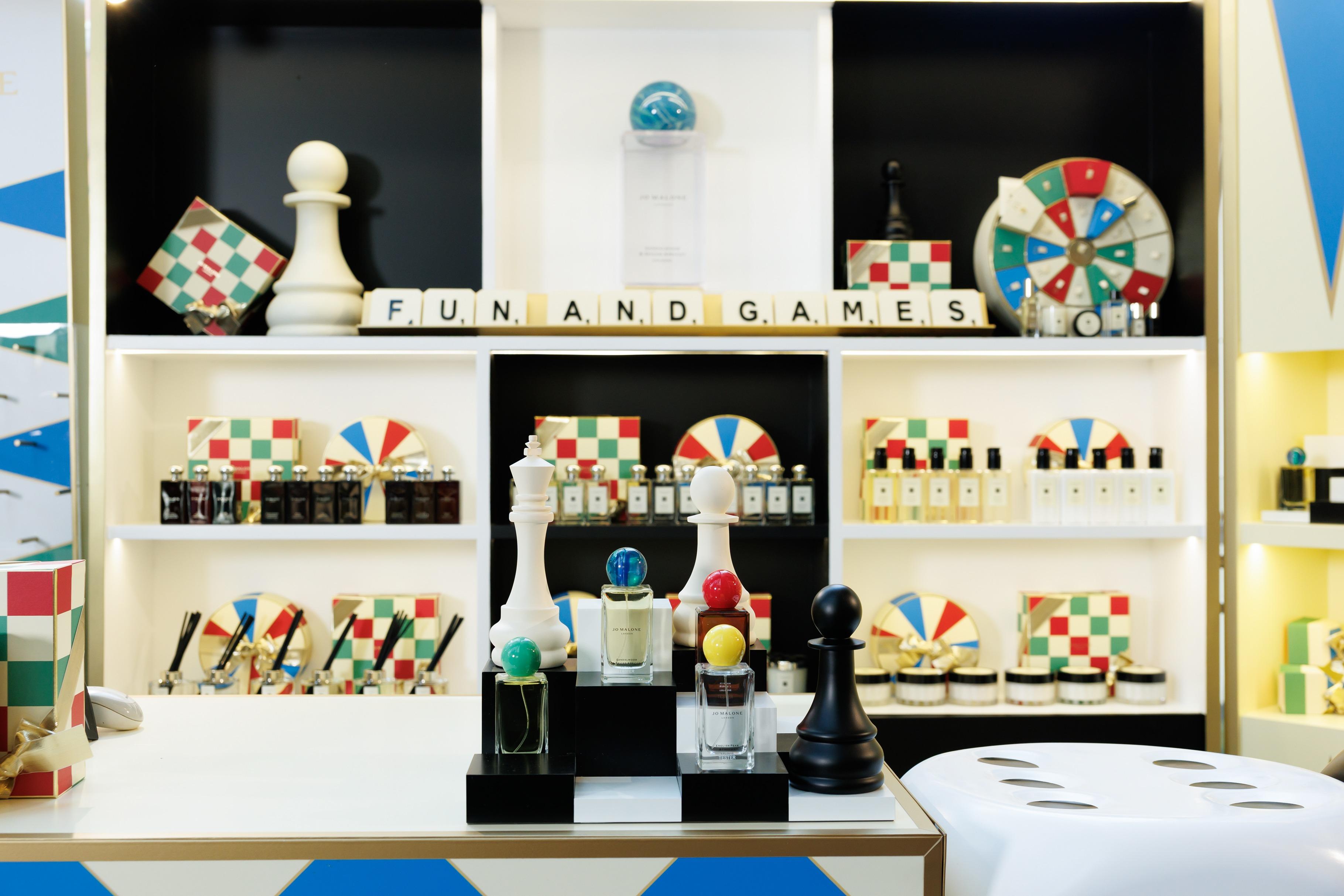 限定店陳列多款節日限定禮盒與香氛組合。