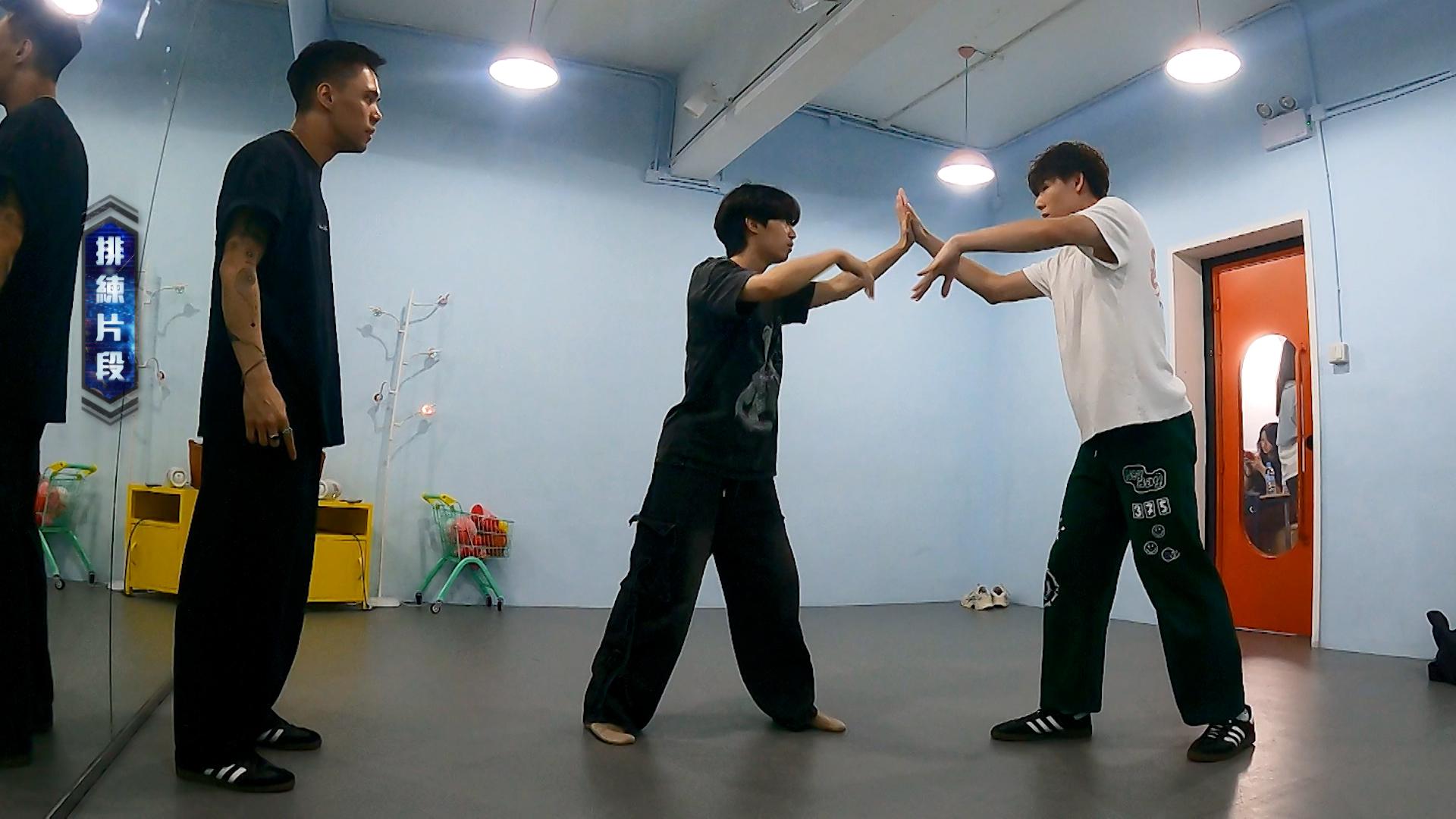 Larry覺得以鏡為元素大可跳一些超級齊整的舞蹈。