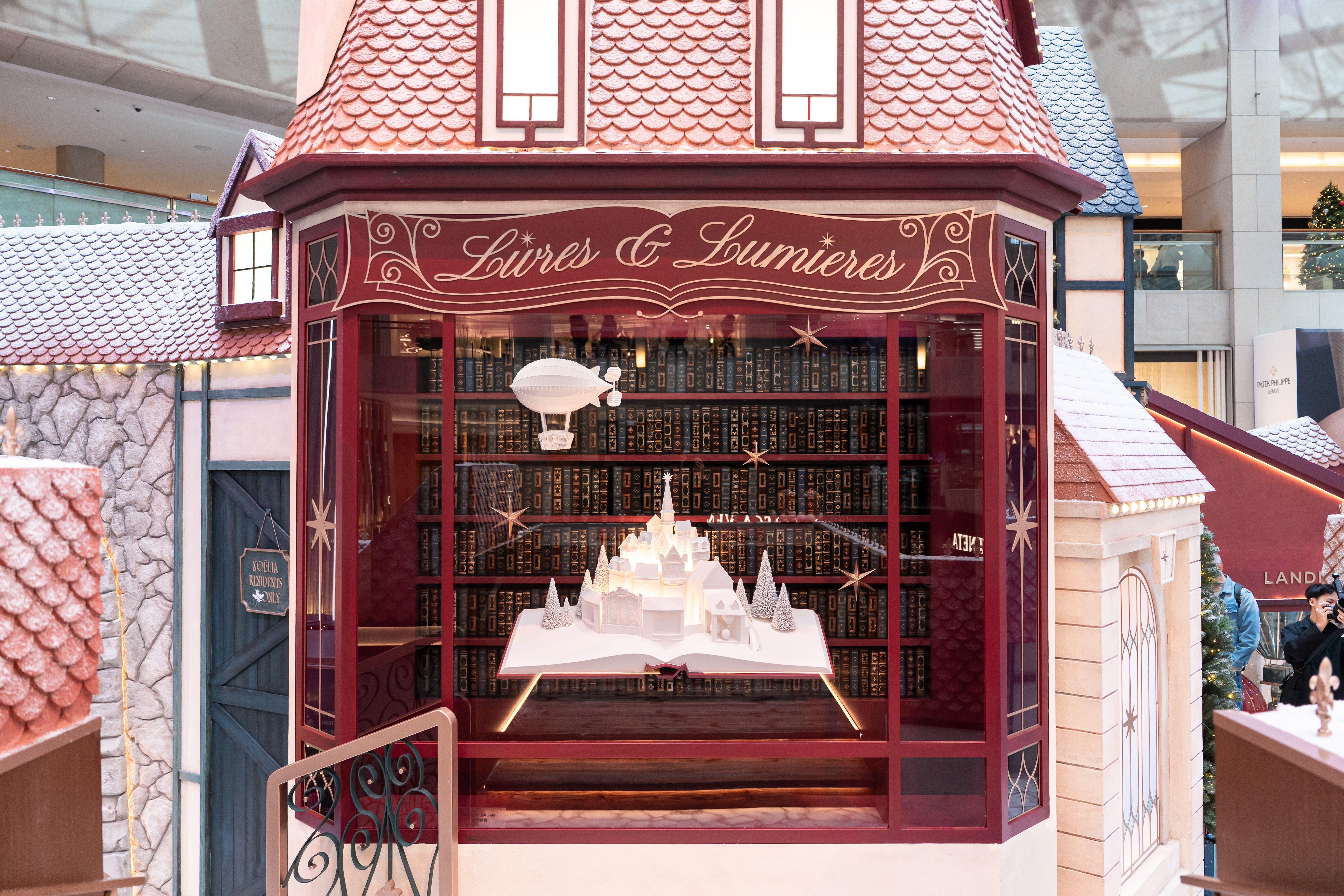 銀輝藝廊櫥窗,則以 Christofle 的經典設計,為 Noëlia 的街景添上優雅 醉人的銀色光芒。