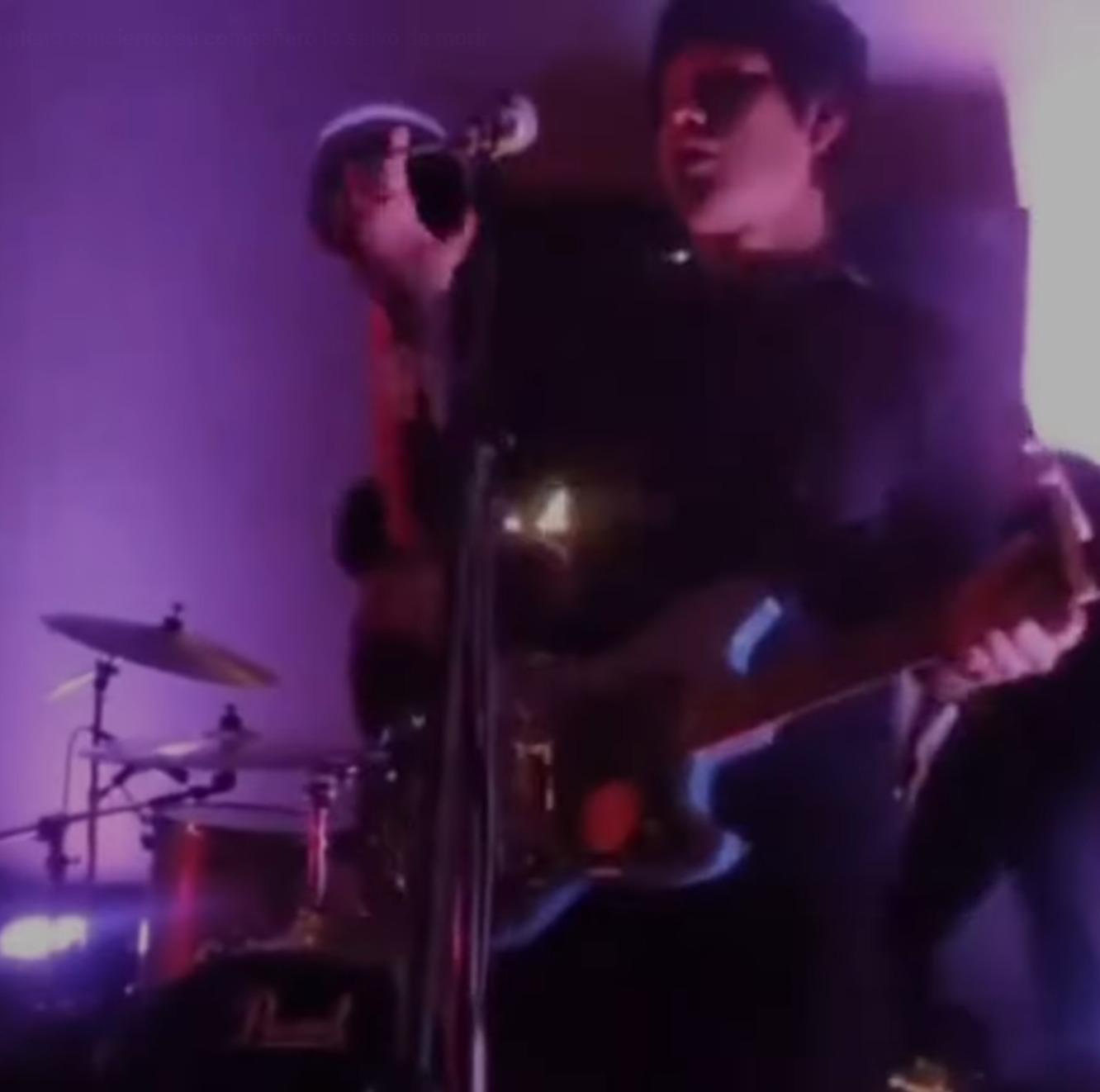 Mi Mejor Amigo Scott主音蘇亞雷斯(Carlos Suarez)在演出時觸電被燒傷一刻。