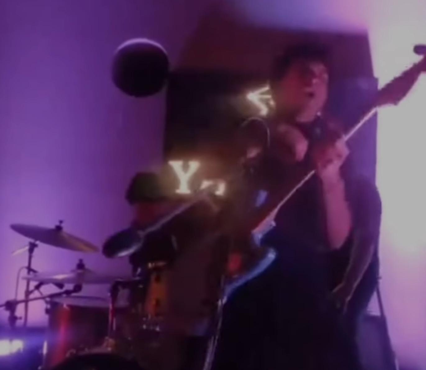 Mi Mejor Amigo Scott主音蘇亞雷斯(Carlos Suarez)觸電後倒地。