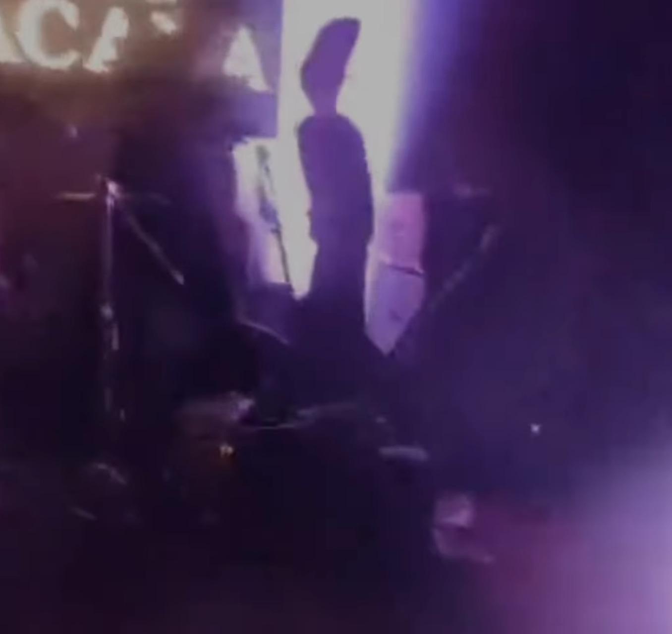 Mi Mejor Amigo Scott主音蘇亞雷斯(Carlos Suarez)觸電後兩腳朝天。