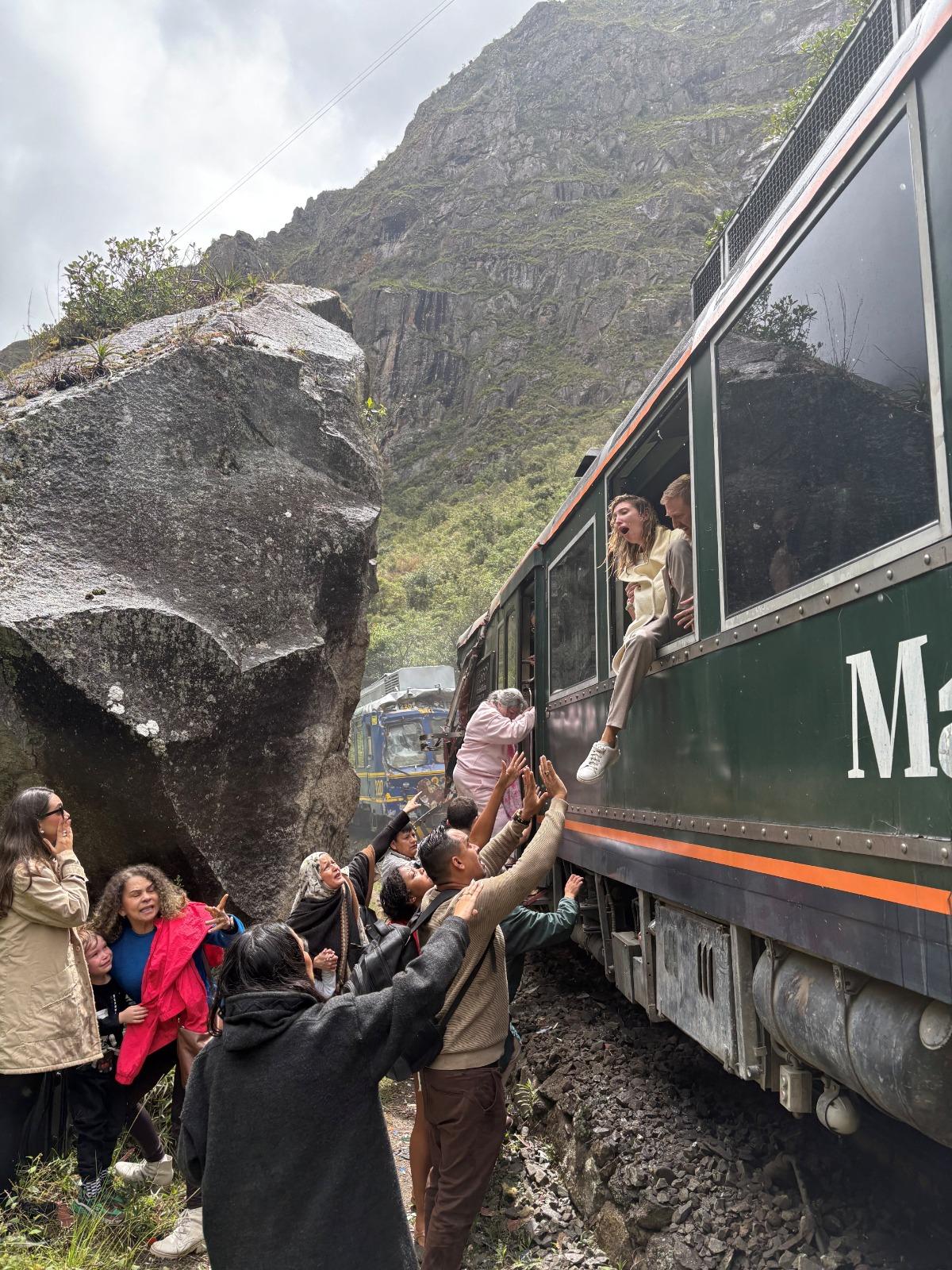 秘魯,連接奧揚泰坦博鎮(Ollantaytambo)與馬丘比丘的單軌鐵道火車相撞。(路透社)