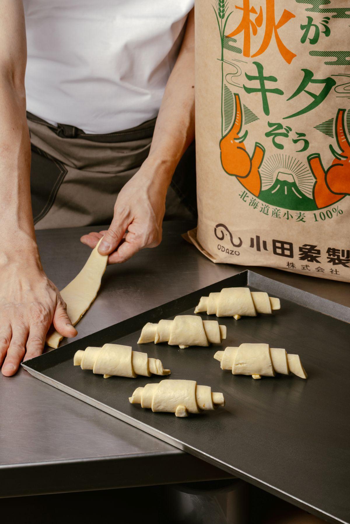 嚴選日本小田象製粉一系列小麥麵粉製作麵包,沿用傳統三段發酵工序,令麵包形成細緻富彈性的結構,蓬鬆柔軟、層次分明。