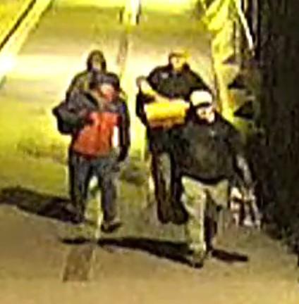 警方正在調查閉路電視追查4人與文物下落。(閉路電視畫面)