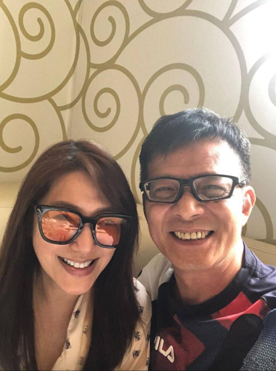 黃日華、關寶慧因半個月兩度撐枱腳而傳出緋聞。