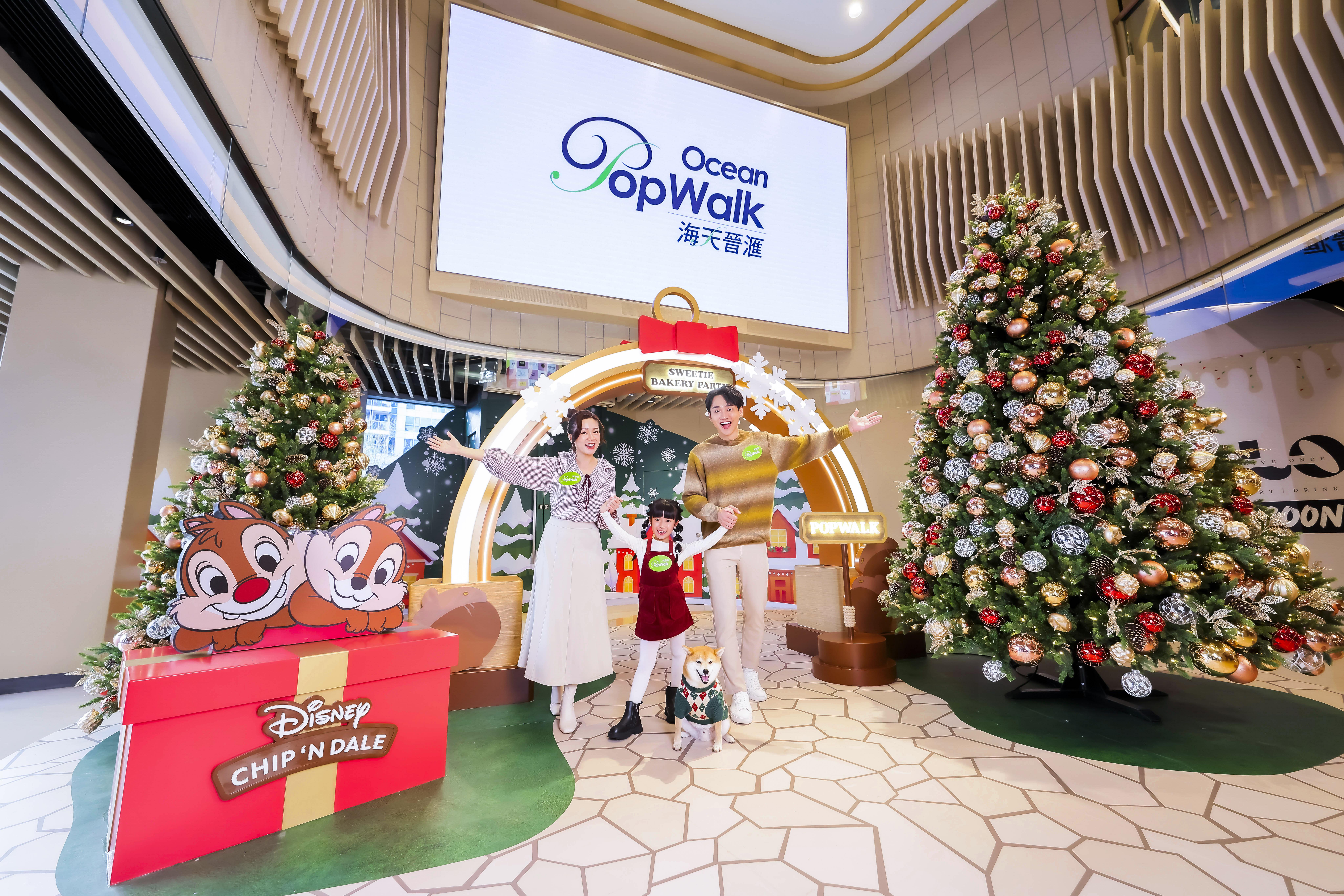 Ocean PopWalk中庭的「聖誕の森拱門」