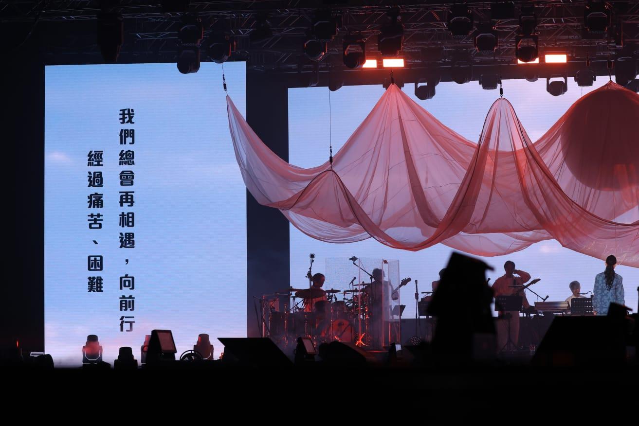 炎明熹的舞台大螢幕在encore環節出現了三幅字句。