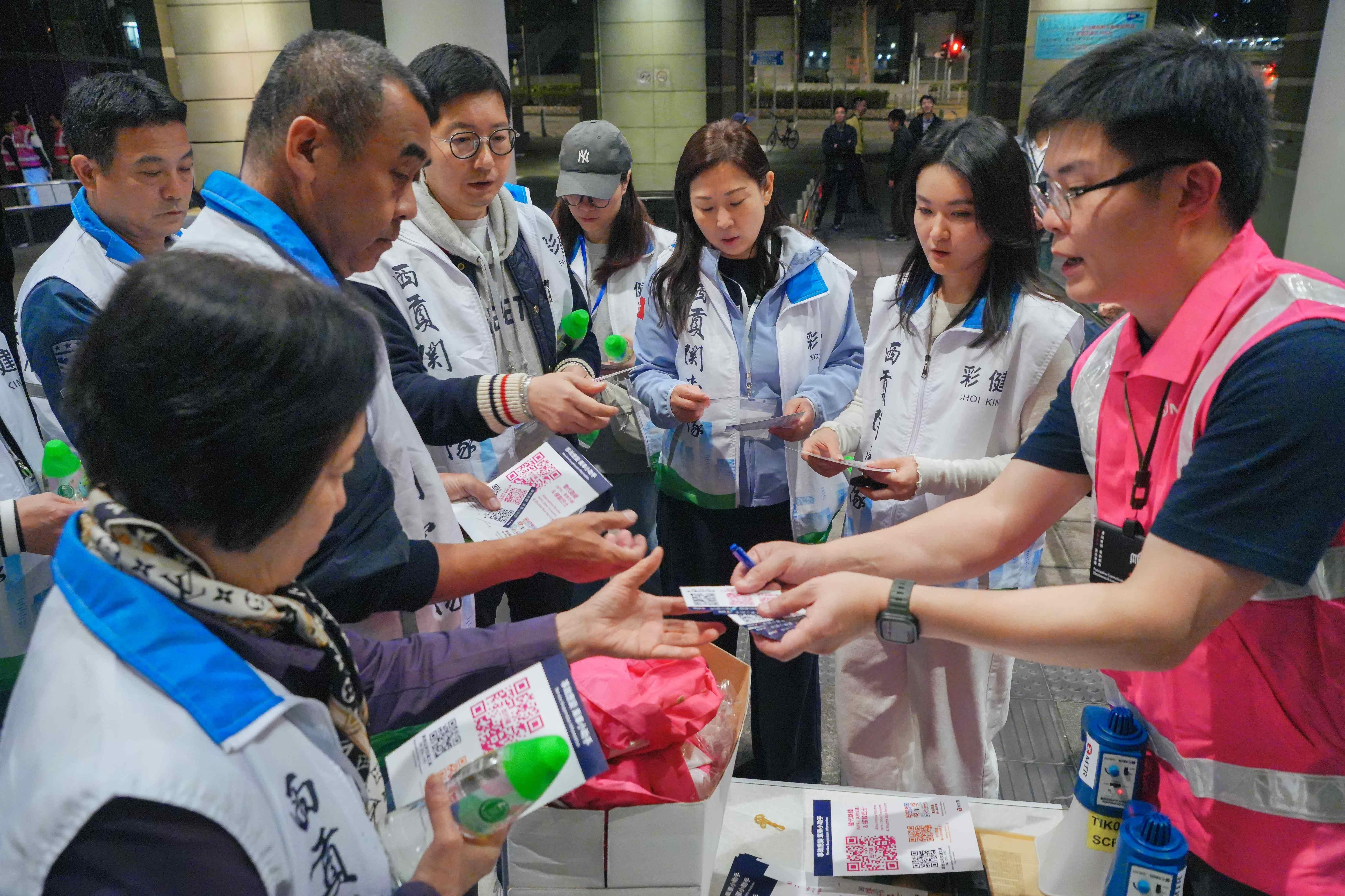 港鐵啟動與「社區聯合應變組」的協調機制,並於車站外設立「社區聯合應變 組資訊站」,港鐵職員及關愛隊人員向「受影響乘客」提供協助。演習亦涵蓋 修復工作及應變措施。