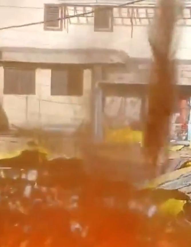 在人群聚集的地方,有人撒彩色粉塵粉末疑引發火災。