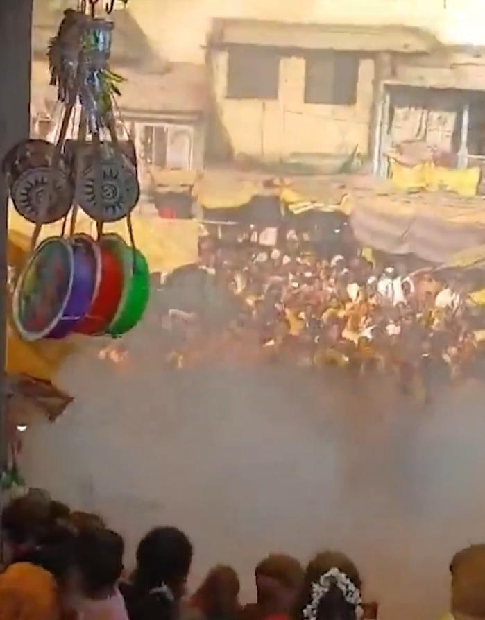 許多參與慶祝活動的人臉部、手臂和身體被燒傷。