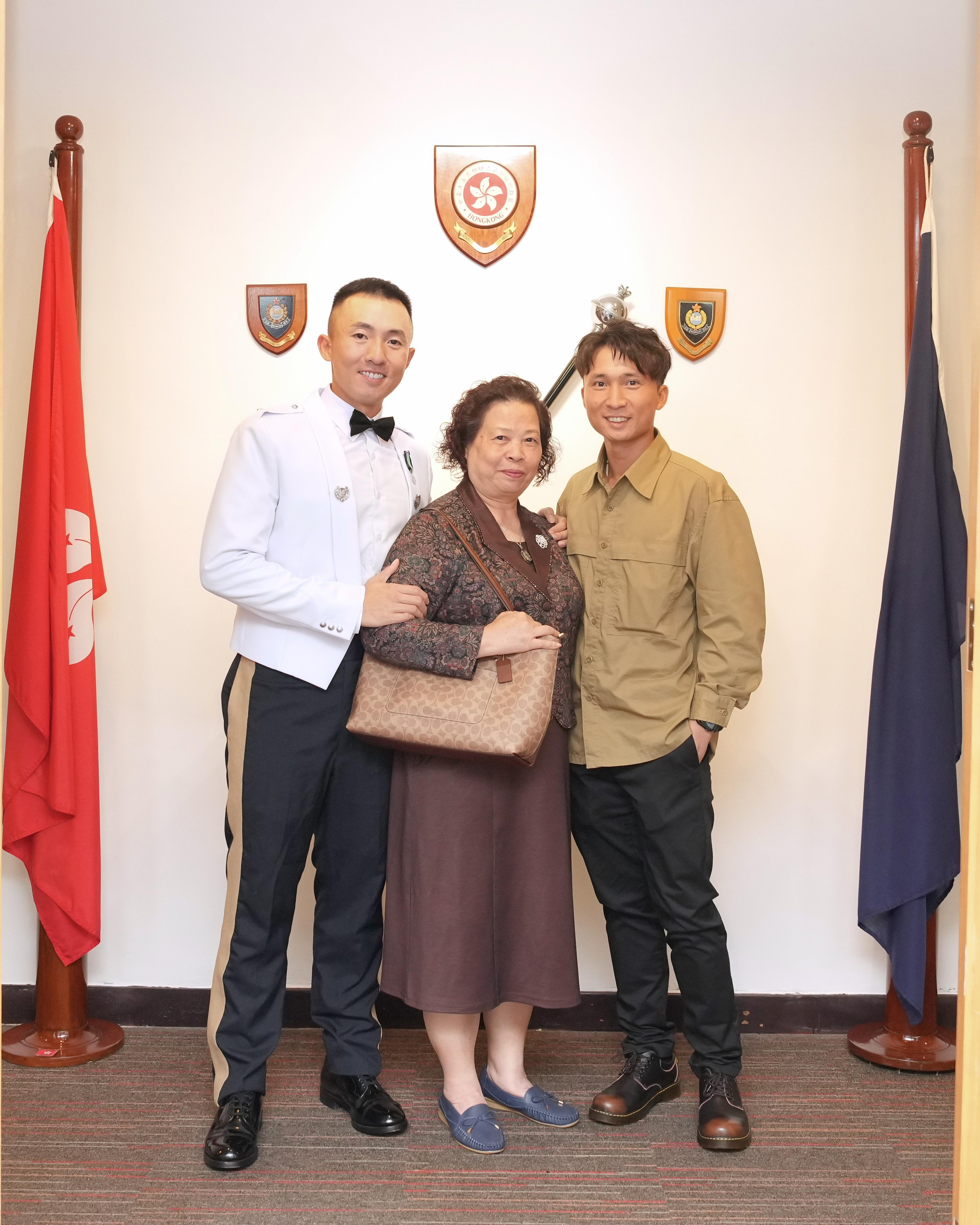 鍾堅柱是榮譽警棍得獎人。