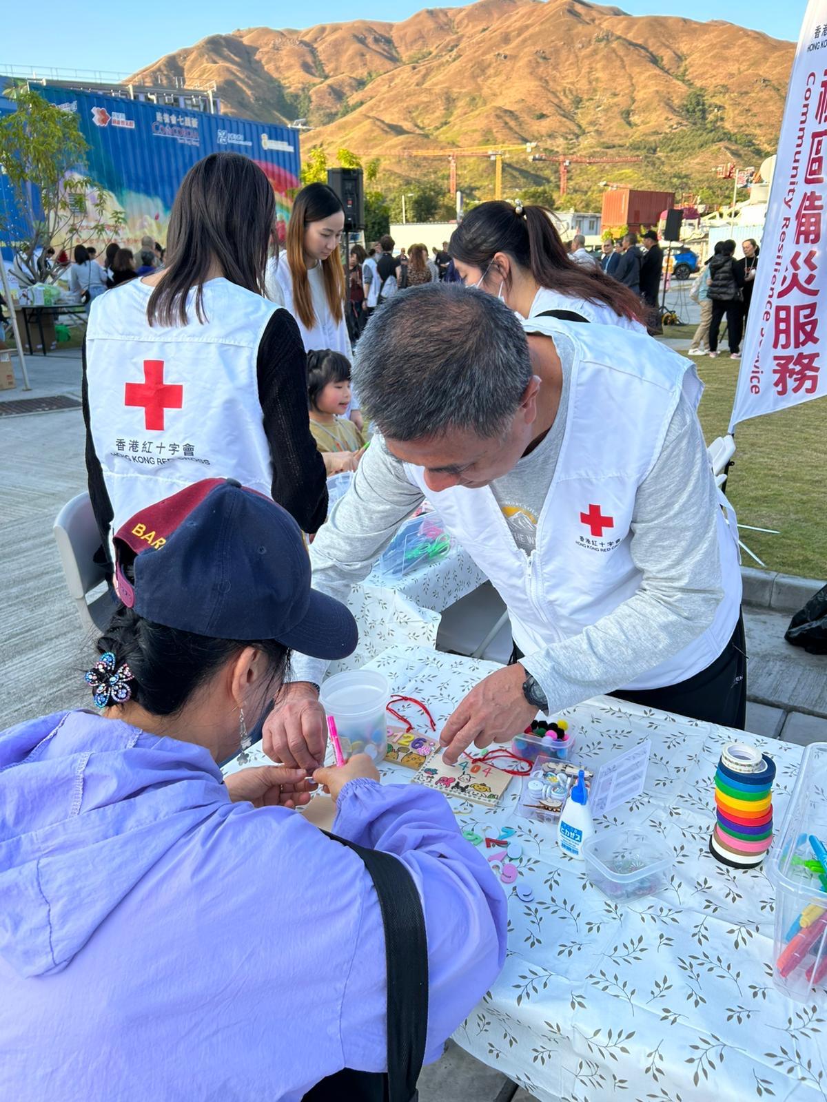 香港紅十字會公布至今合共收到超過4.2億元捐款,並啟動捐款作全力位支援宏福苑災民,包括2.4億現金支援,以及預留1.6億元作長遠、持續社區復元。(紅十字會圖片)