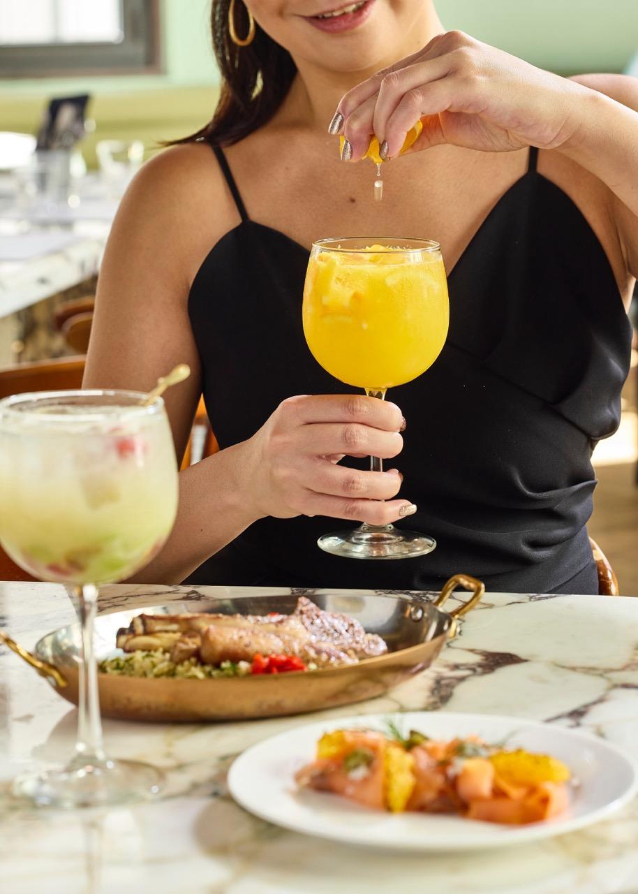 經典雞尾酒Agua de Valencia以Cava、Gin及橙汁調製。