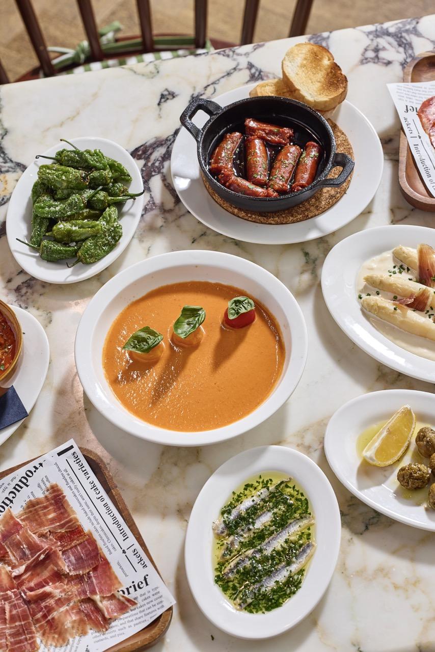 伊比利亞黑毛豬橡果香腸(25g/$48)、西班牙青椒仔($58)、西班牙蕃茄凍湯($58)、手切伊比利亞黑毛豬後腿30/42個月風乾火腿(25g/$98)