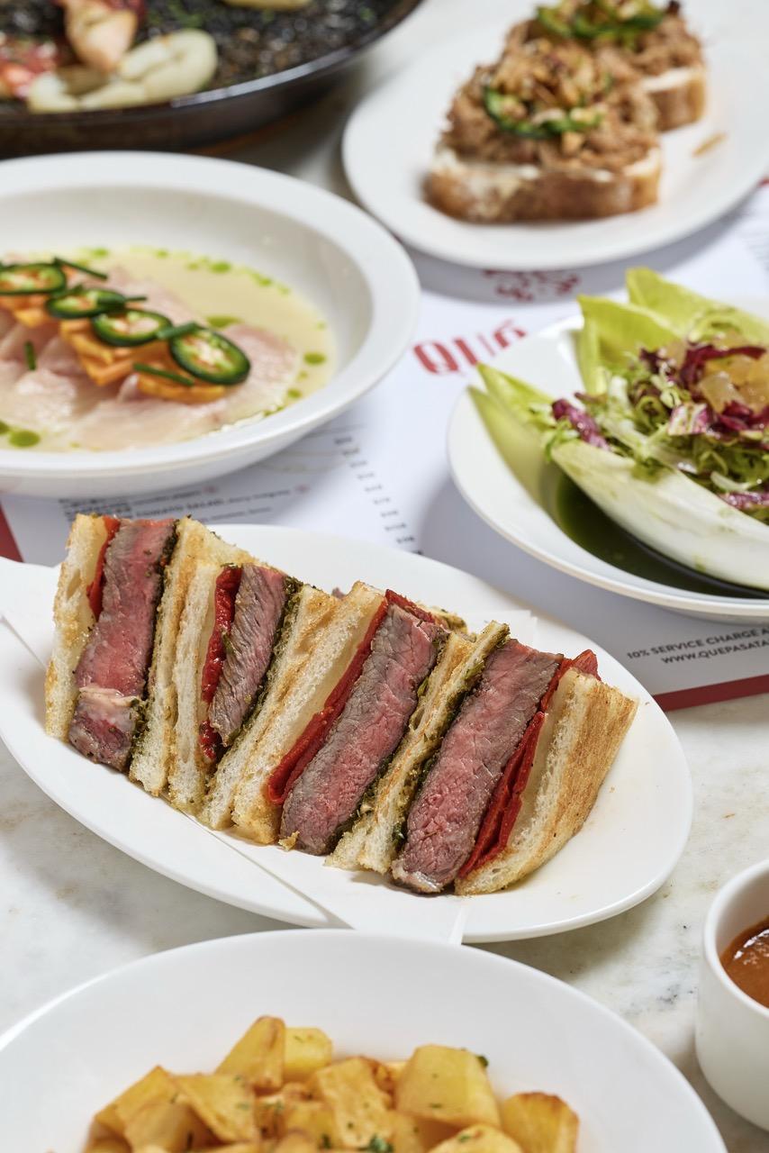 牛排比基尼三文治,白樺木煙燻芝士,香草醬$328