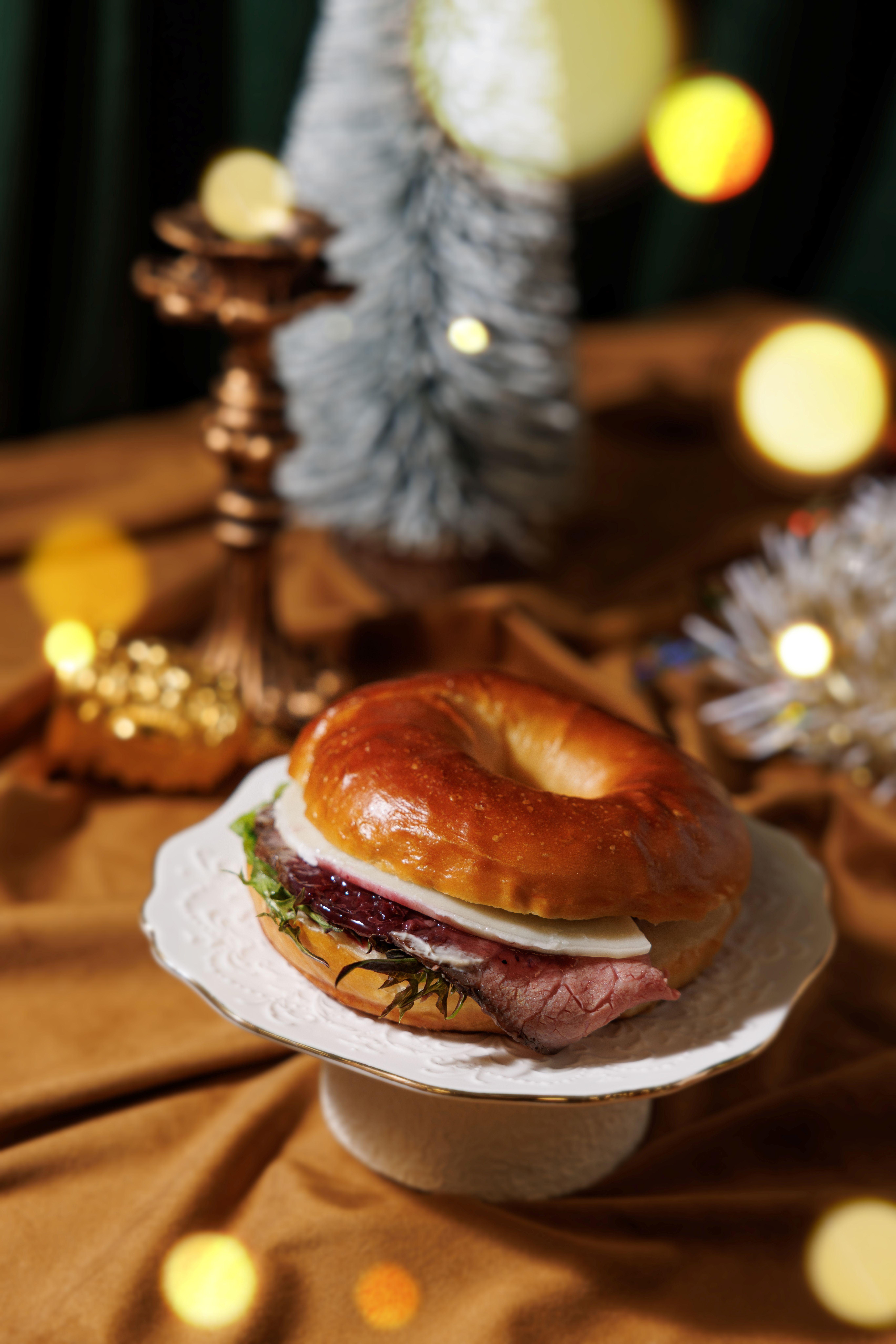 燒牛肉配紅莓醬德式貝果三文治