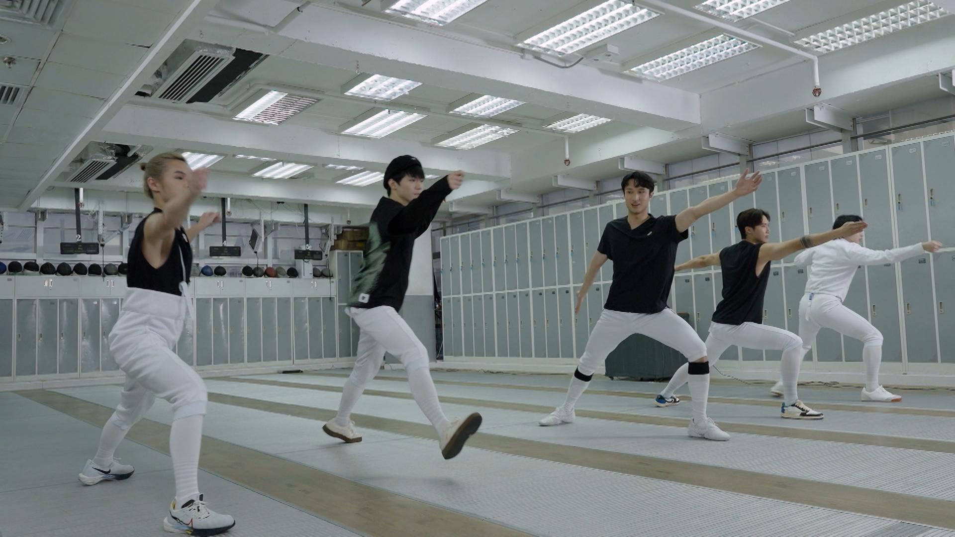 Ryan向《四鏡大暴走》四子教授幾個基本劍擊步法。