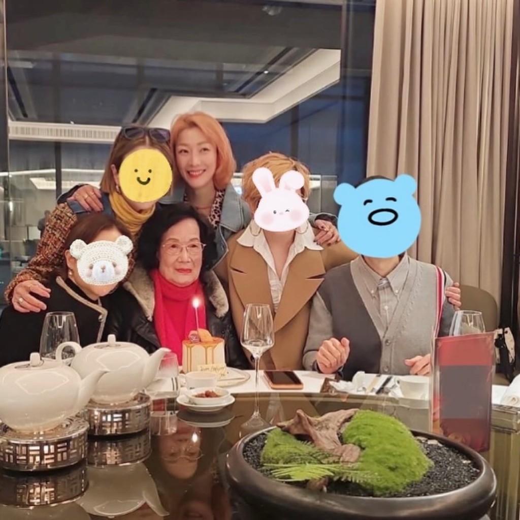 鄭秀文與媽媽的感情非常要好。