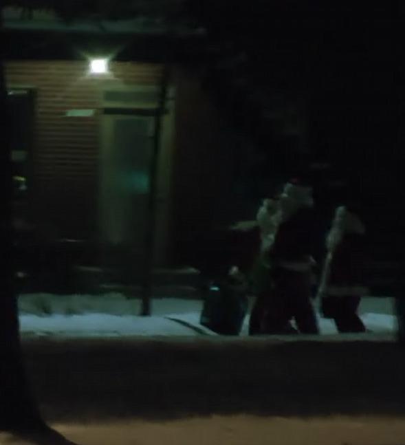 「巷弄羅賓漢」偷走大量食物離開超級市場。