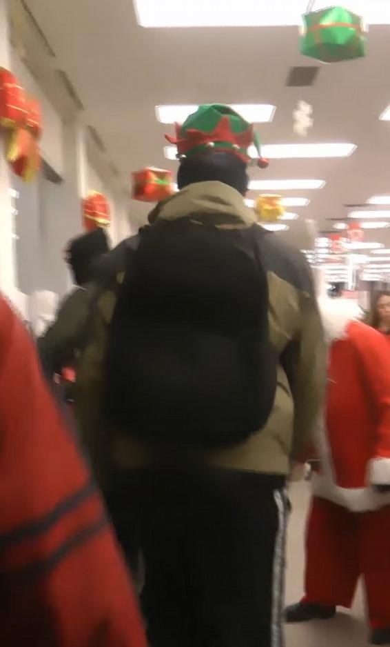 「巷弄羅賓漢」在超級市場集體行動。