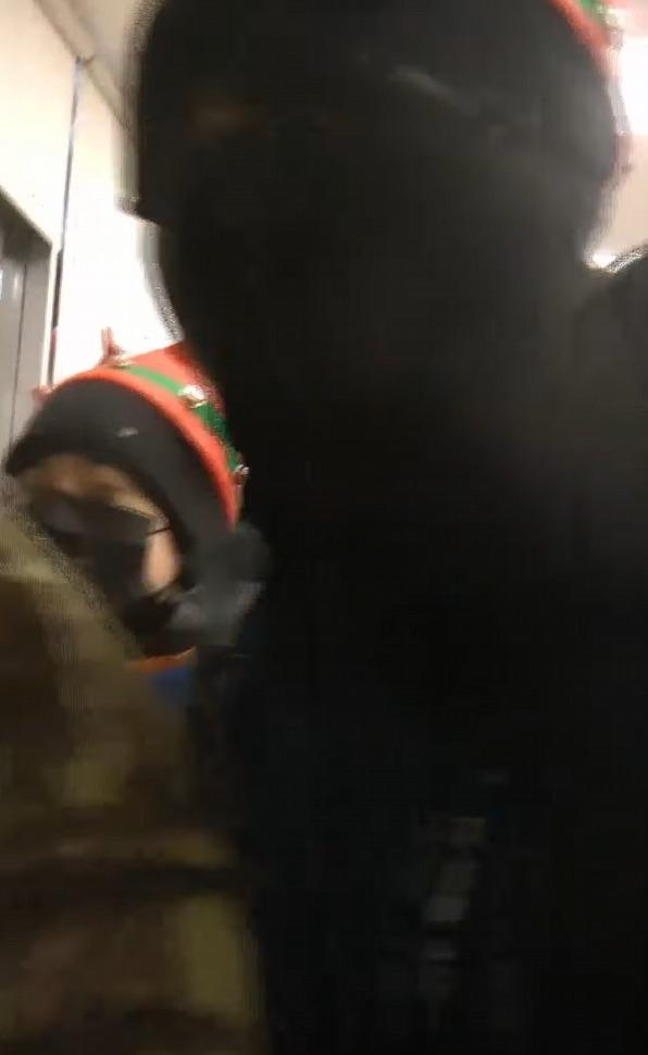 「巷弄羅賓漢」蒙面進入超級市場。