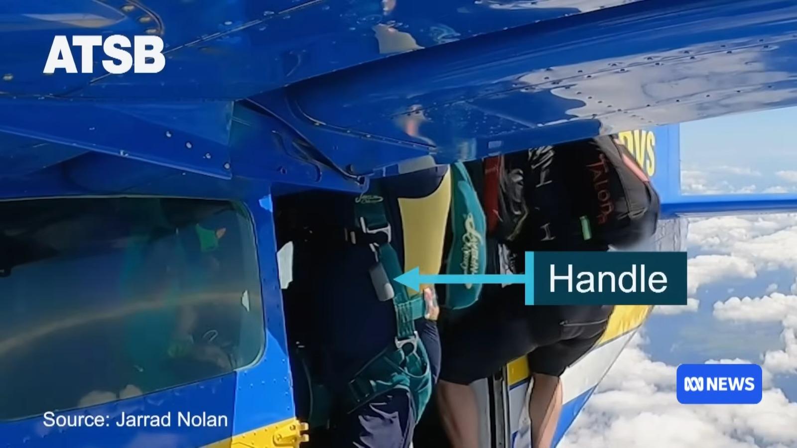 澳洲跳傘意外︱「P1」的跳傘員正準備跳出飛機,但後備傘的把手「被機翼襟翼鉤住並旋轉」(影片截圖)