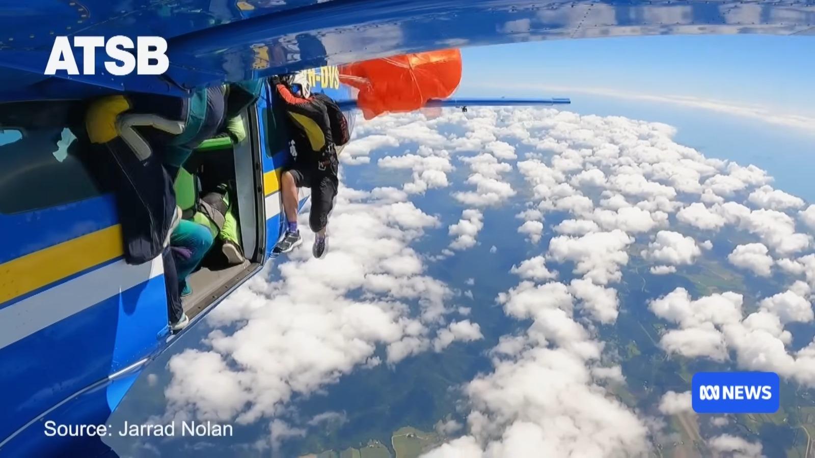 澳洲跳傘意外︱「P1」的跳傘員橙色降落傘充氣後將跳傘者向機尾拖(影片截圖)