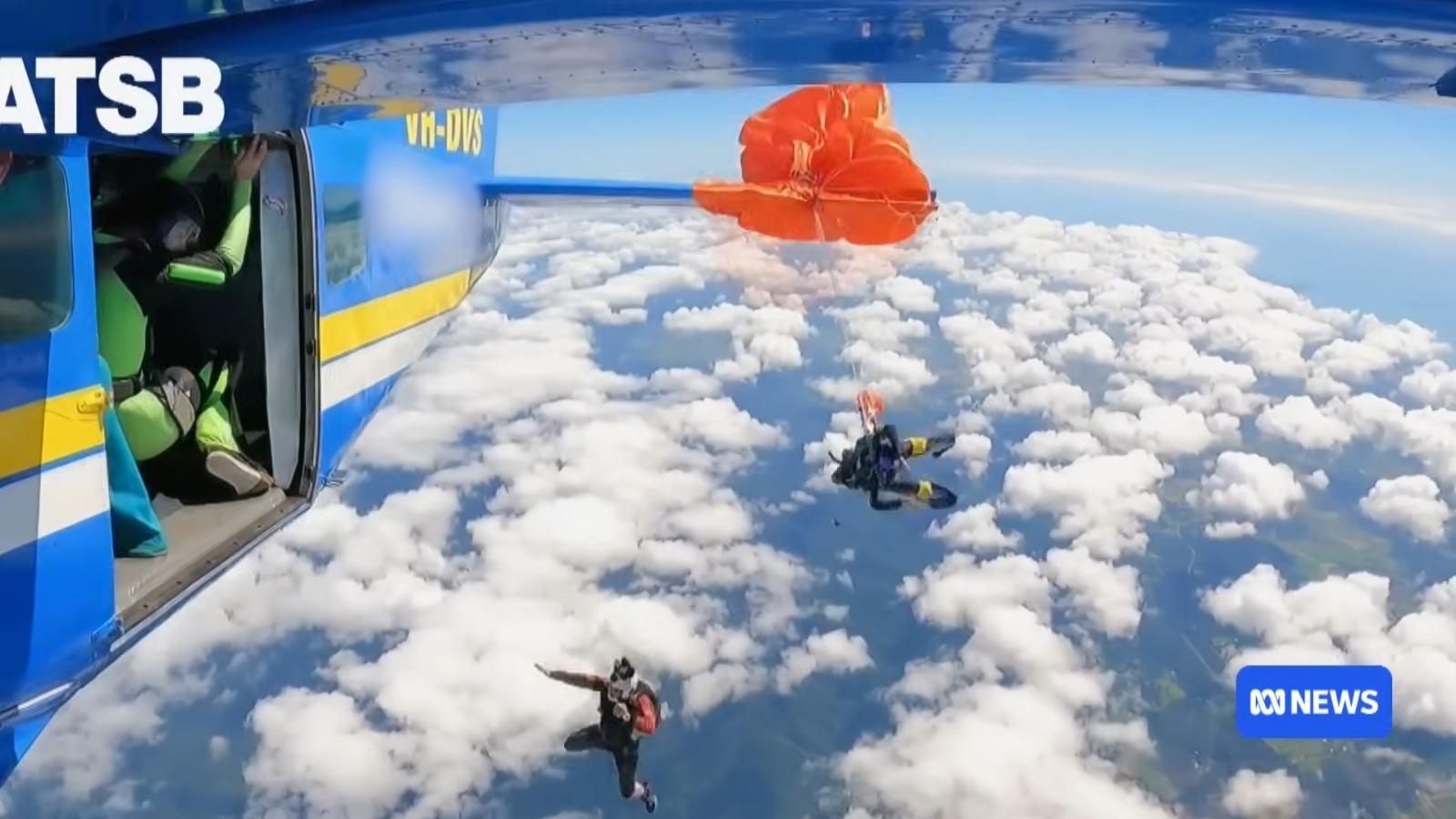 澳洲跳傘意外︱並將坐在他旁邊的另一名跳傘者撞離飛機,直墜半空(影片截圖)