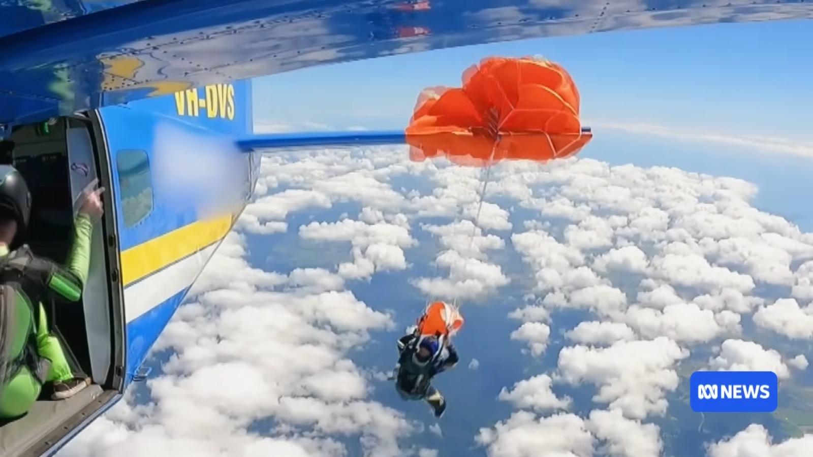 澳洲跳傘意外︱P1隨後懸掛在尾翼下方(影片截圖)