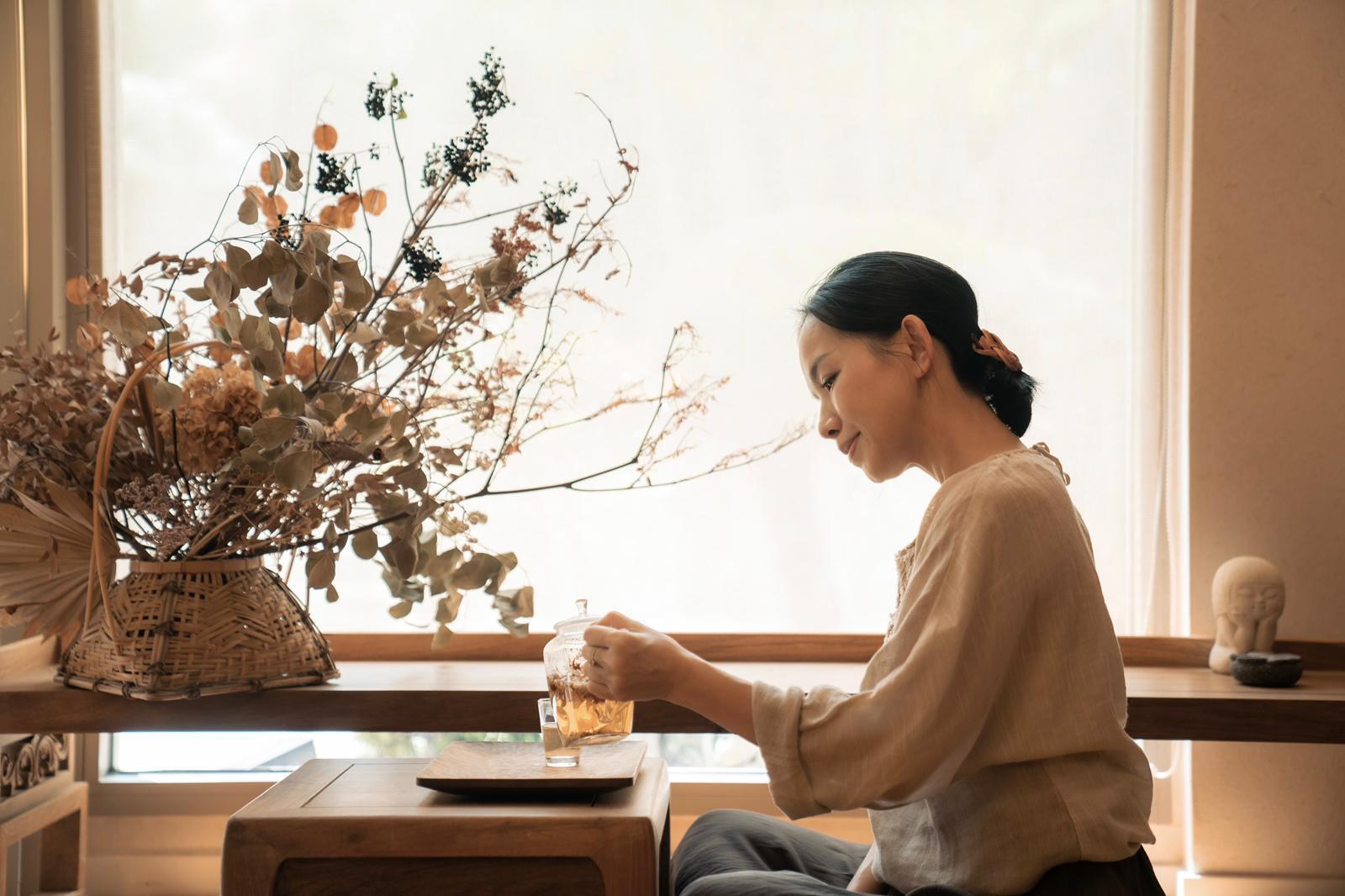 關琬潼(Shadow)欣賞白牡丹茶的溫柔潤澤,配合花藝擺設,令她心情平靜。